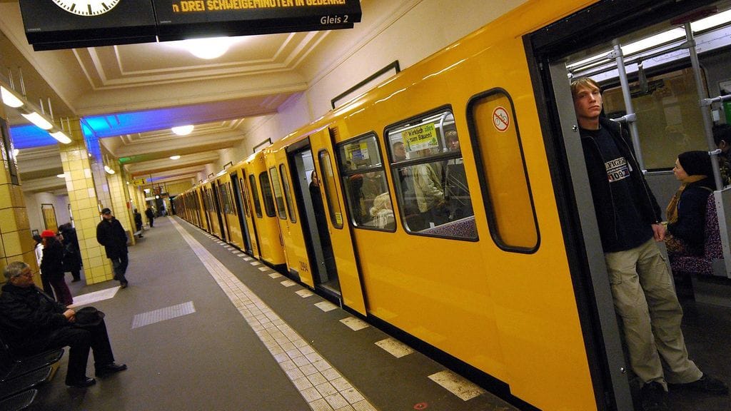 Nuori nainen sai surmansa tuntemattoman miehen työnnettyä tämän metrojunan alle Berliinissä. Kuvituskuva.