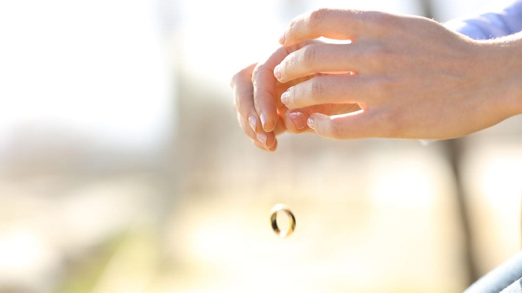 Suomalaiset jättävät eniten avioerohakemuksia elo- ja tammikuussa.