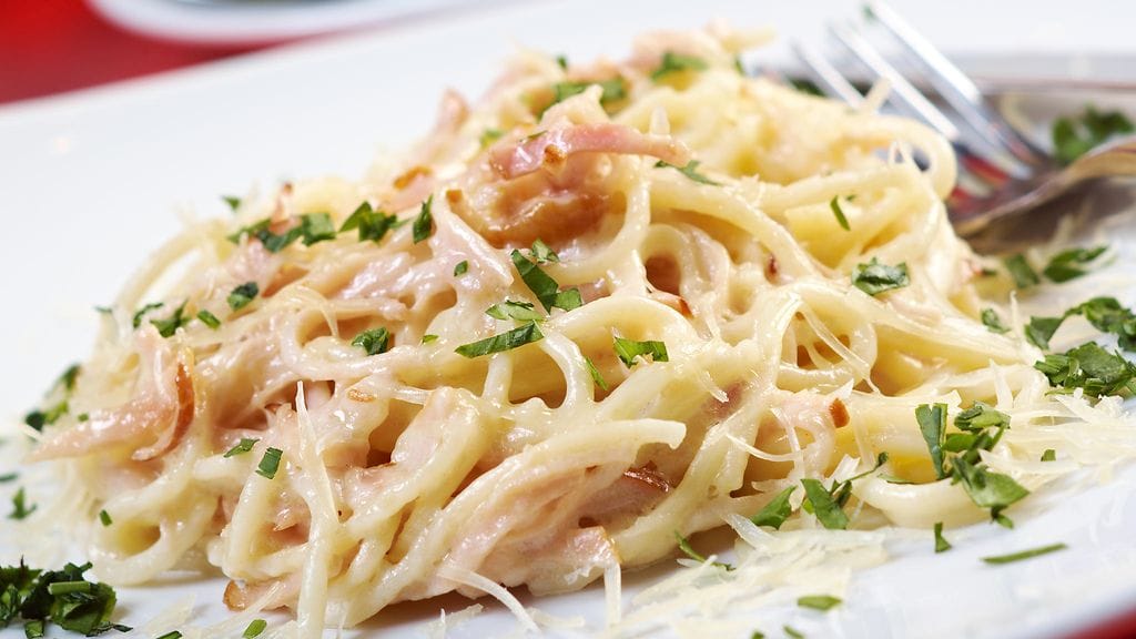 Carbonaraan saa vaihtelua käyttämällä italialaista pancettaa.