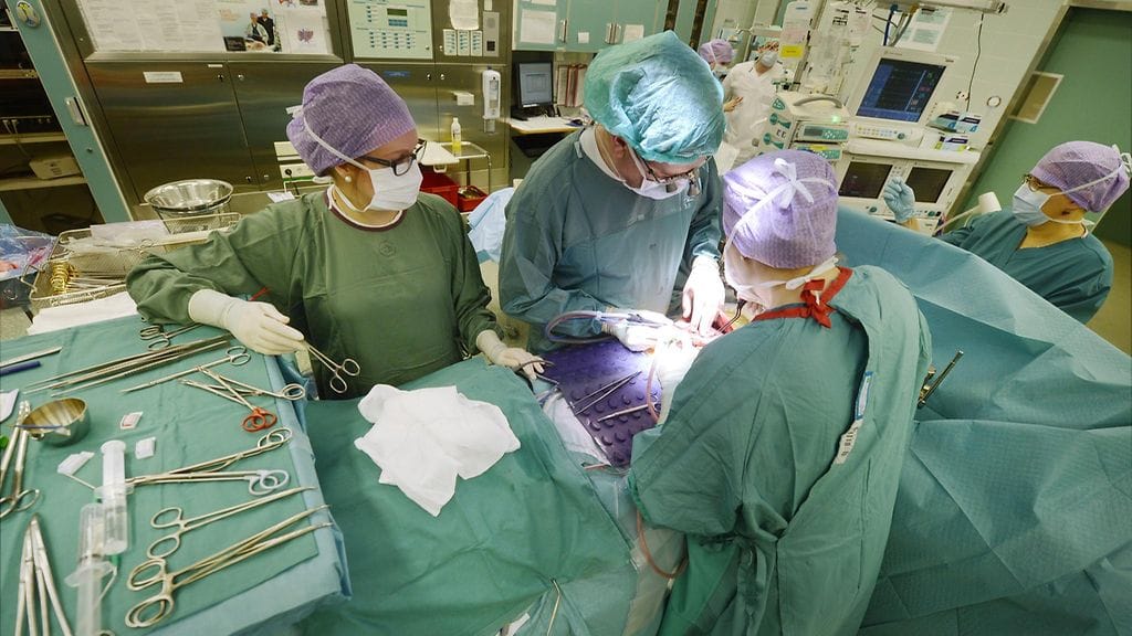 Valmisteilla oleva terveydenhuoltolain muutos siirtää leikkauksia aluesairaaloista yliopisto- ja keskussairaaloihin.