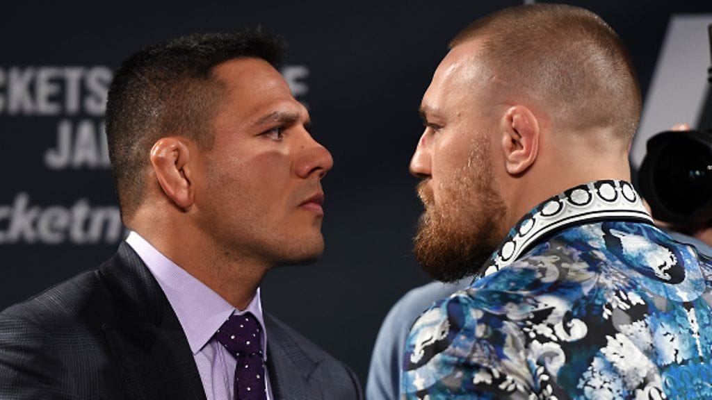 Conor McGregor (oik.) tavoittelee Rafael Dos Anjosin kevyensarjan UFC-titteliä.