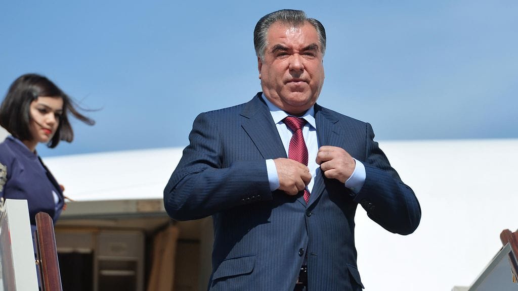 Presidentti Emomali Rahmon saapuu Venäjälle toukokuussa 2015. Tadžikistan on pysynyt taloudellisesti riippuvaisena Venäjästä Neuvostoliiton kaaduttua. Kuva: EPA / RIA NOVOSTI