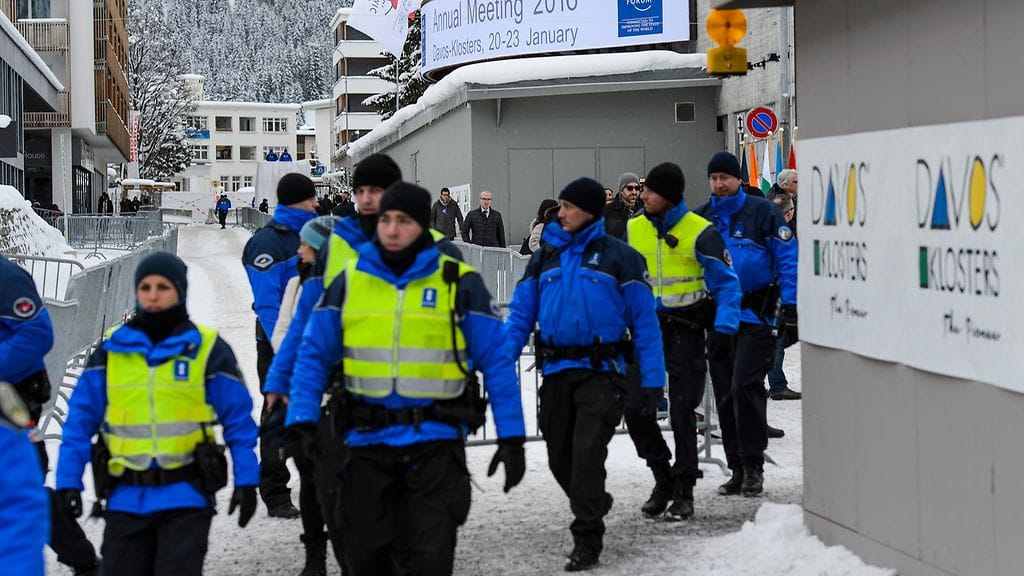 Sveitsin poliisi Davosin kongressikeskuksen ulkopuolella.