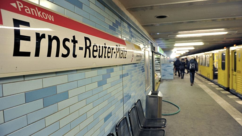 20-vuotias nainen kuoli tuntemattoman miehen työnnettyä hänet metrojunan alle Ernst Reuter Platzin -asemalla Berliinissä tiistaina.