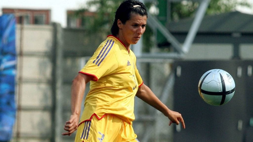 Elena Pavel pelaa Espanjan jalkaplloliigan Sporting Huelvassa.