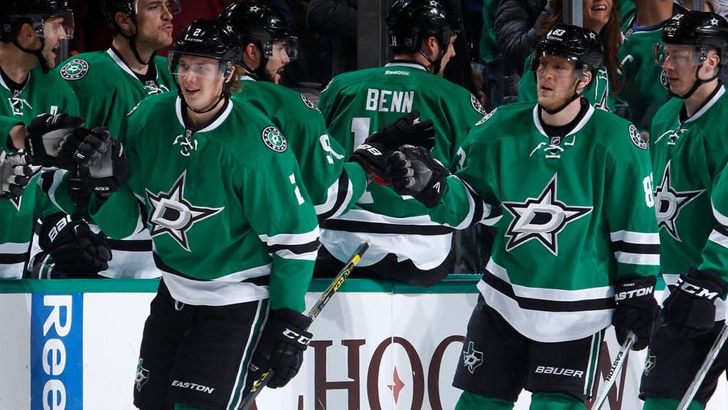 Jyrki Jokipakka juhli maalia, Esa Lindell (oik.) tuli perässä.