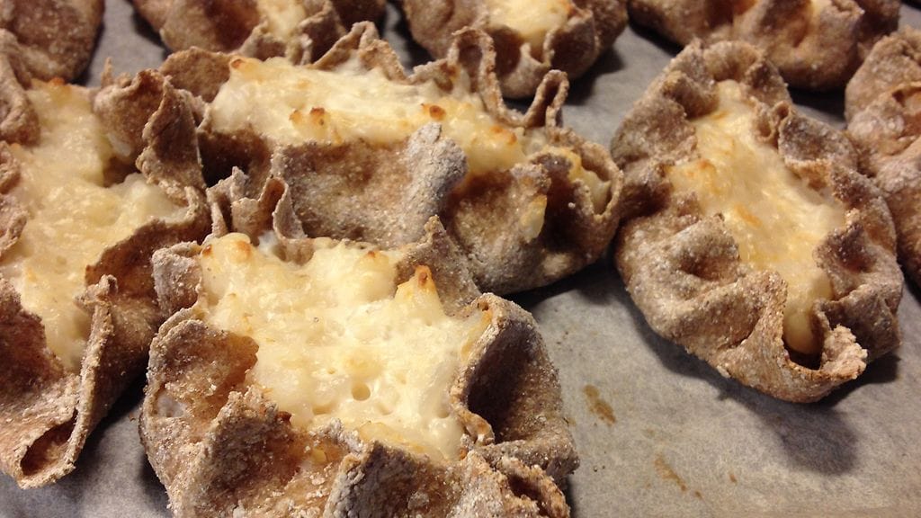 Karjalanpiirakat ovat suomalaista perinneherkkua.