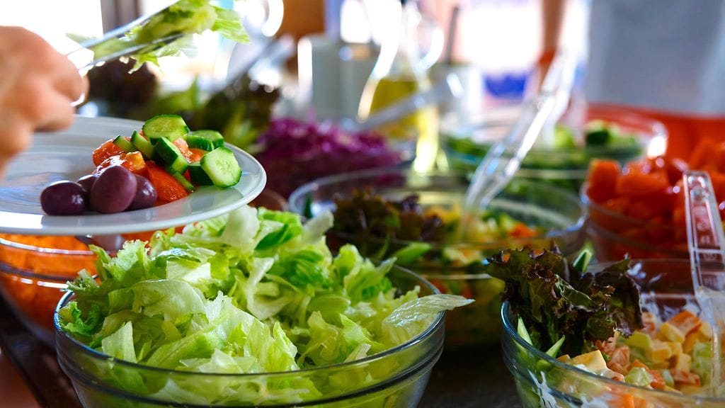 Oikeilla valinnoilla saat salaatista ravitsevan lounaan.