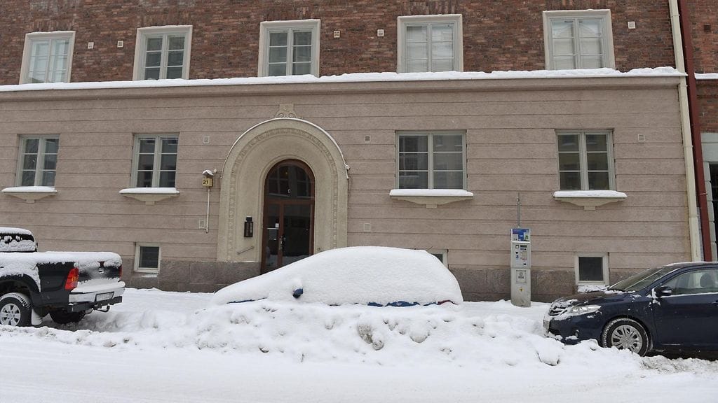 Pysäköityjä autoja Helsingin Runeberginkadulla 18. tammikuuta 2016.