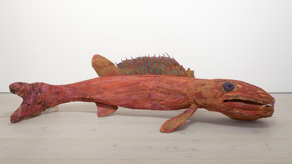 Veikko Hirvimäen puuveistos Kalajuttu, The fish story (2011) on herättänyt kritiikkiä.