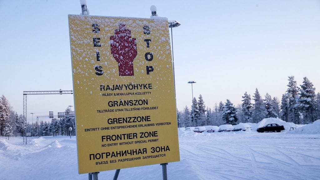 Rajasta ilmoittava kyltti oli kuurassa tammikuussa 2016.