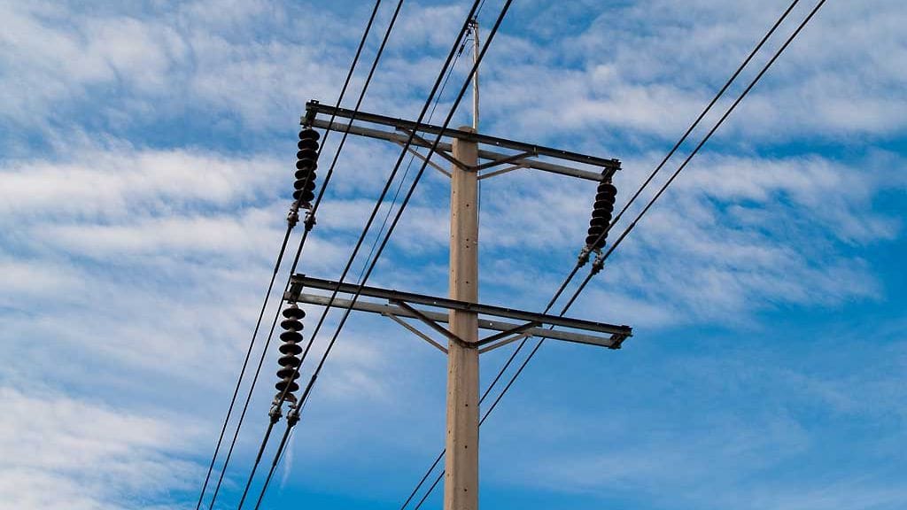 Vanhat ilmajohdot halutaan vaihtaa maakaapeliin.