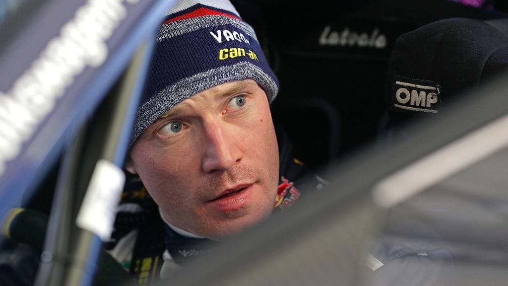 Jari-Matti Latvala on kisassa kolmantena.