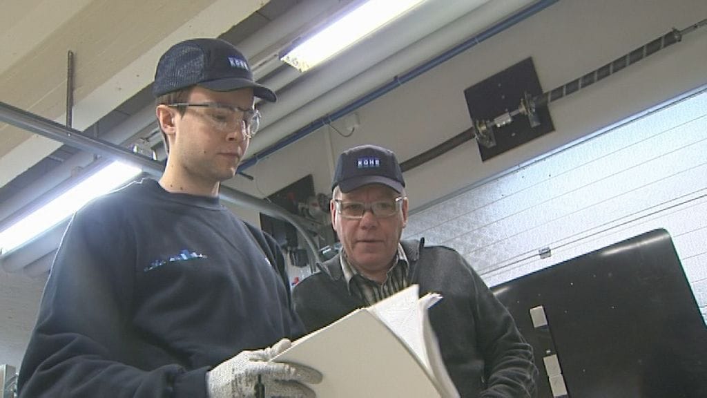 KONEen Teollisuusoppilaitos Mikko Mannila ja kouluttaja Hannu Oksanen