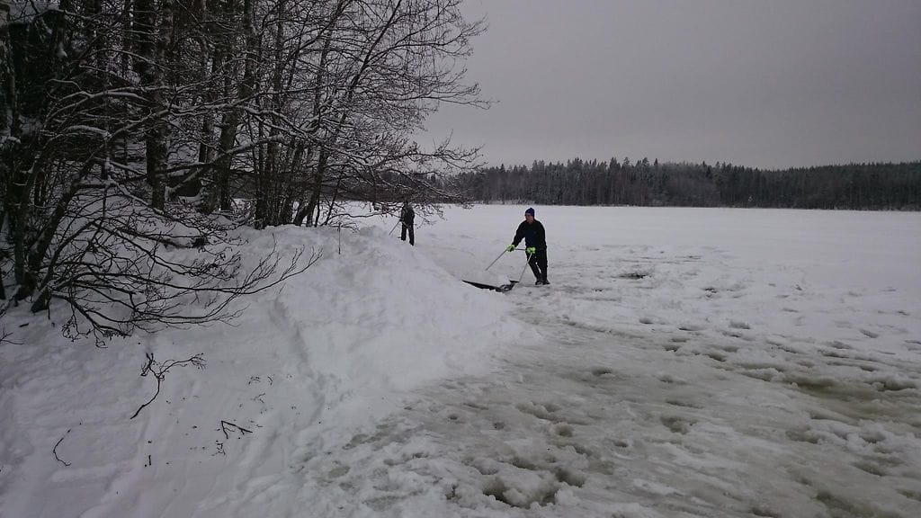 Metsähallituksen vapaaehtoiset kasaamassa apukinosta Joutenvedellä.