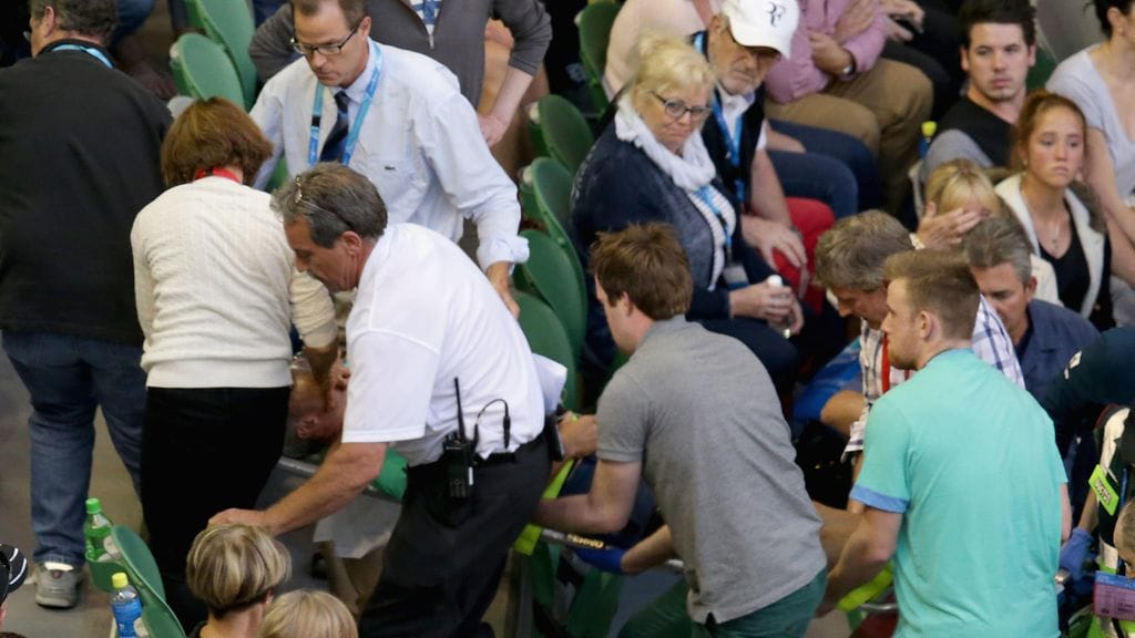 Nigel Sears kannettiin Rod Laver -areenalta paareilla.