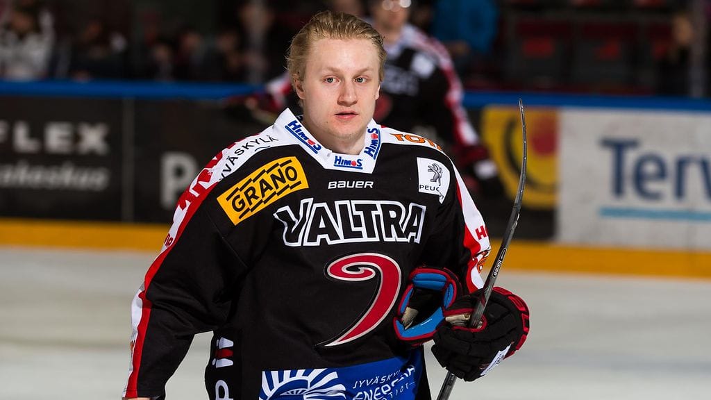 JYPin Juuso Pulli otti ottelun loppuhetkillä yhteen Sportin Tommi Tikan kanssa.