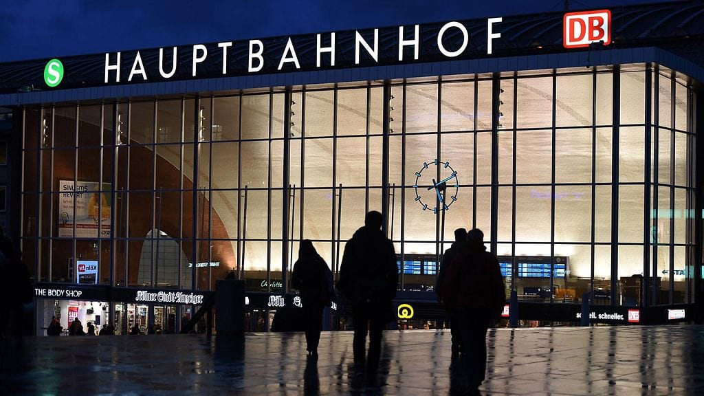 Joukkoahdistelua tapahtui mm. Kölnin rautatieaseman luona.