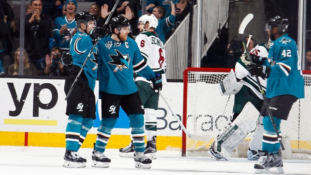 Joonas Donskoi (vas.) juhlimassa maaliaan.