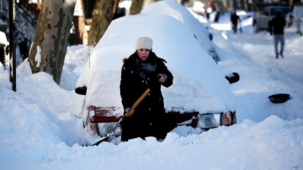 Nainen kaivoi autoaan ulos lumesta Brooklynissä 24. tammikuuta 2016.