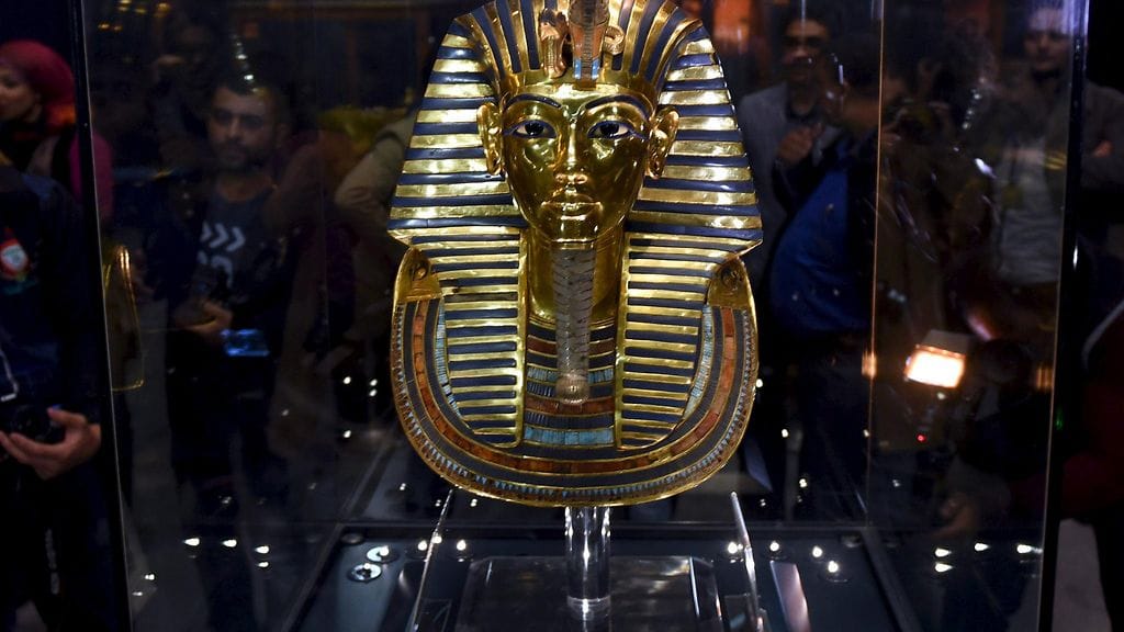 Tutankhamonin korjattu naamio on palautettu näytille Kairossa sijaitsevaan museoon.