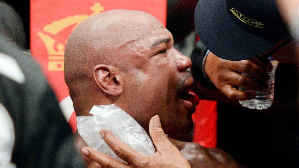 Amir Mansour näytti kielensä vammoja kulmauksessa.