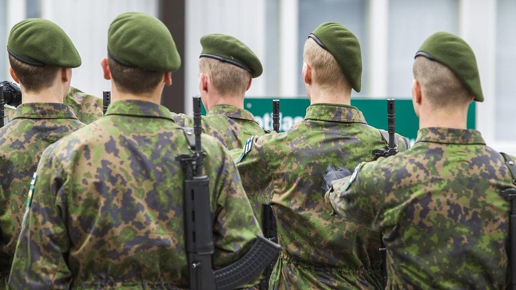 Varusmiehiä valatilaisuudessa Kainuun prikaatissa Hoikankankaalla 15. toukokuuta 2015.