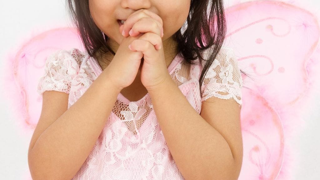 Tyttö rukoilee. Kuvituskuva.