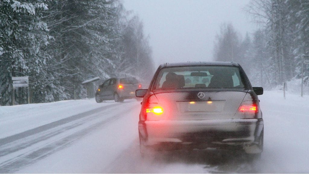 Siirtymällä oikealle helpotat edelläsi vasemmalle kääntyvän suuntavilkun näkymistä taaksepäin.