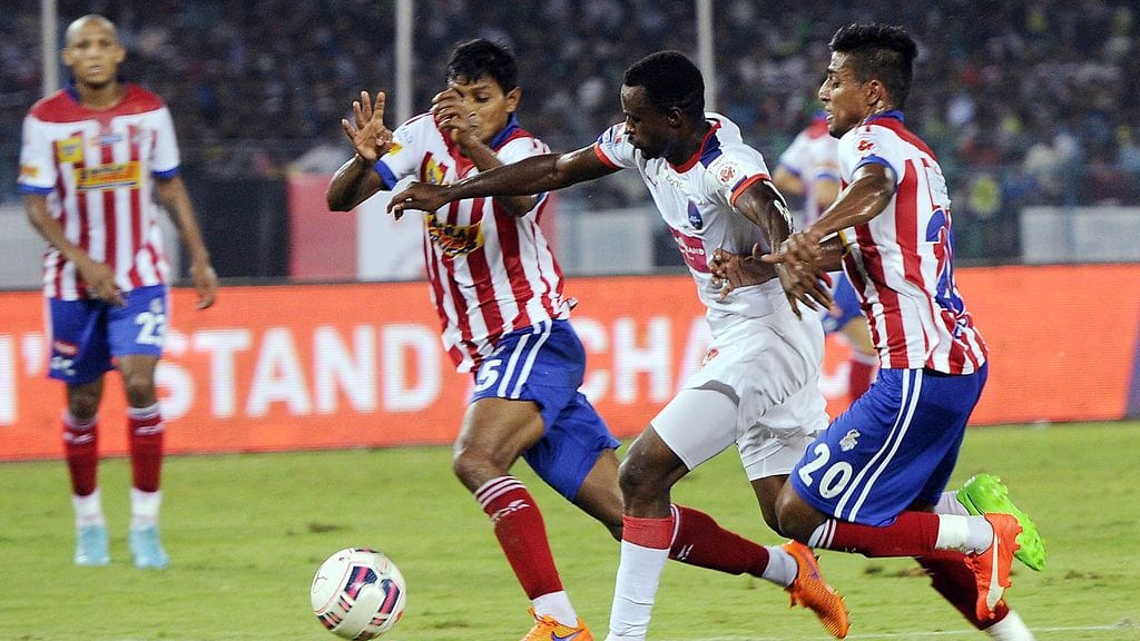 Richard Gadze (kesk.) murtautumassa Atletico De Kolkatan puolustajien välistä Intian liigan ottelussa