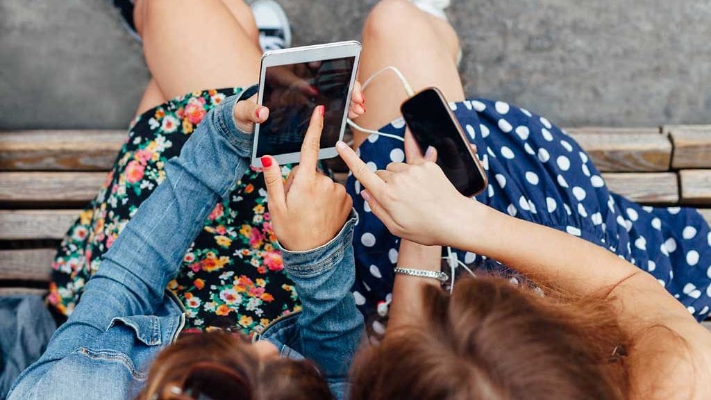 Nuorten keskinäinen yhteydenpito on netin kautta yleisempää kuin kasvotusten tapaaminen.