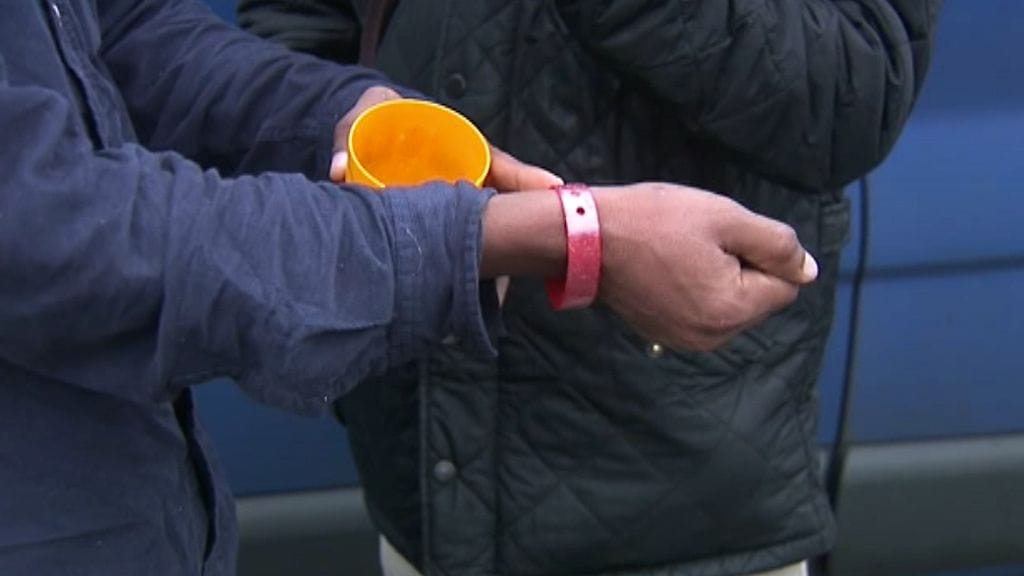 Ateriapalveluyhtiö sanoo korvaavansa turvapaikanhakijoiden rannekkeet kuvallisilla henkilökorteilla.