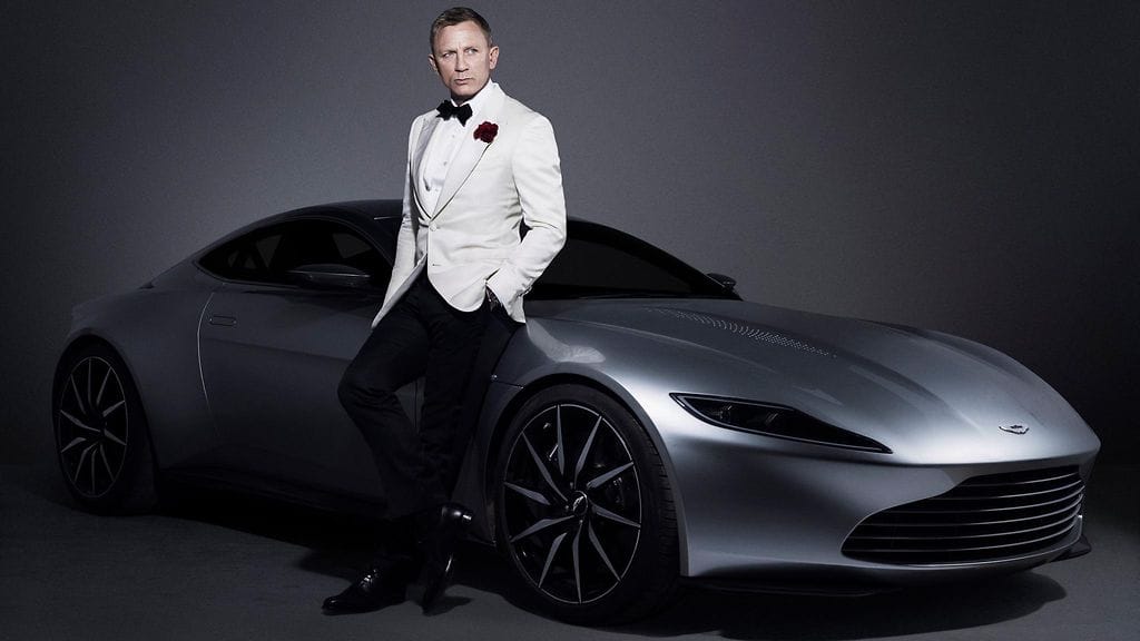 Näyttelijä Daniel Craig ja Aston Martin DB10 yhteiskuvassa.