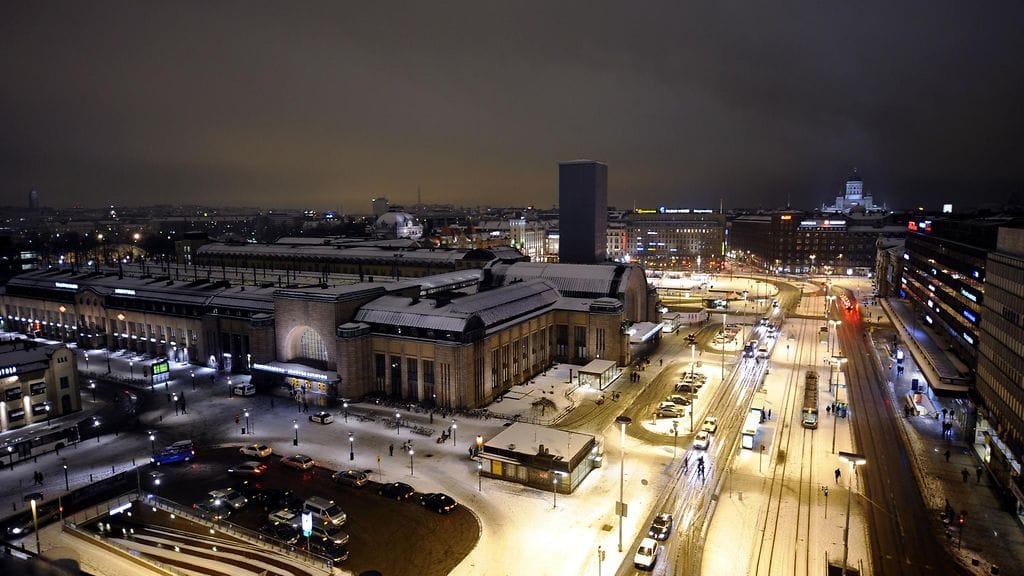 Suomen Uutiset -verkkolehti uutisoi perjantaina, että vastaanottokeskuksissa kiersi viestejä, joissa kehotettiin saapumaan Helsingin keskustaan lauantaina iltakahdeksalta.