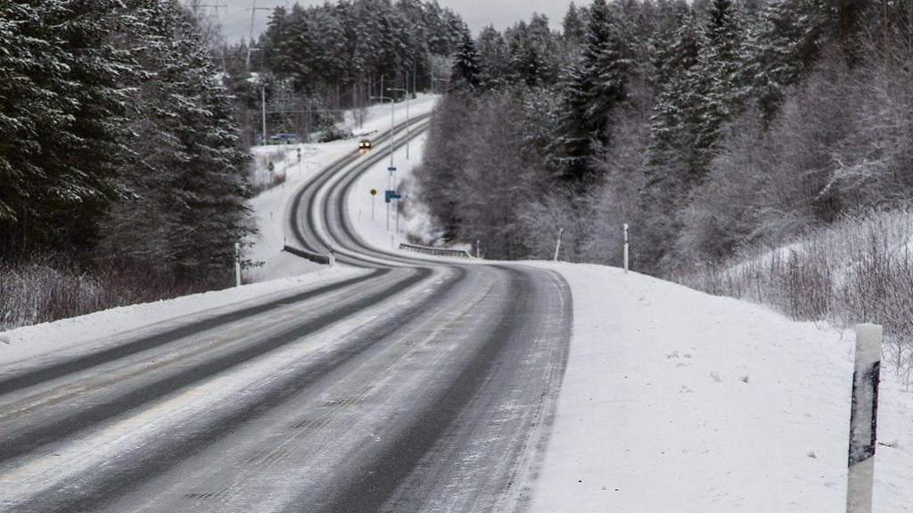 Erityisesti pienemmät tiet ja jalkakäytävät voivat olla erittäin liukkaita.