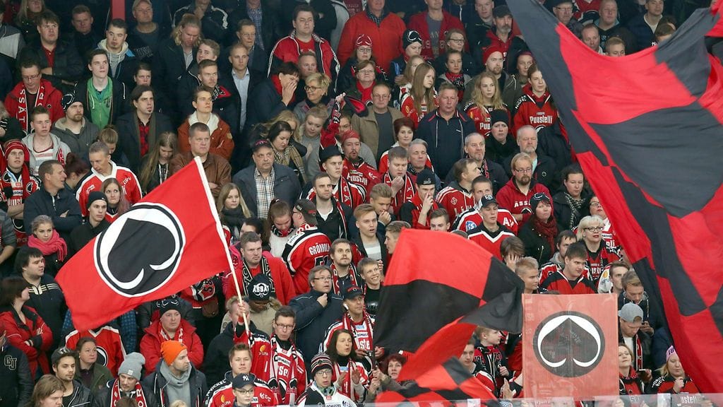 Ässien faneja Isomäellä