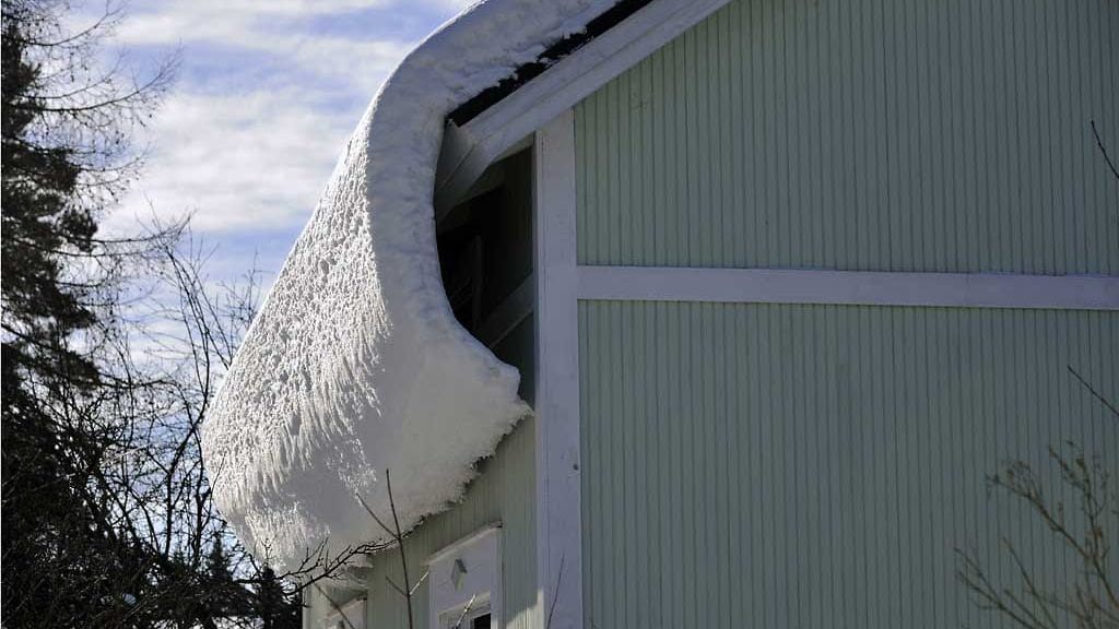 Sateinen sää voi kasvattaa katon lumikuormaa.