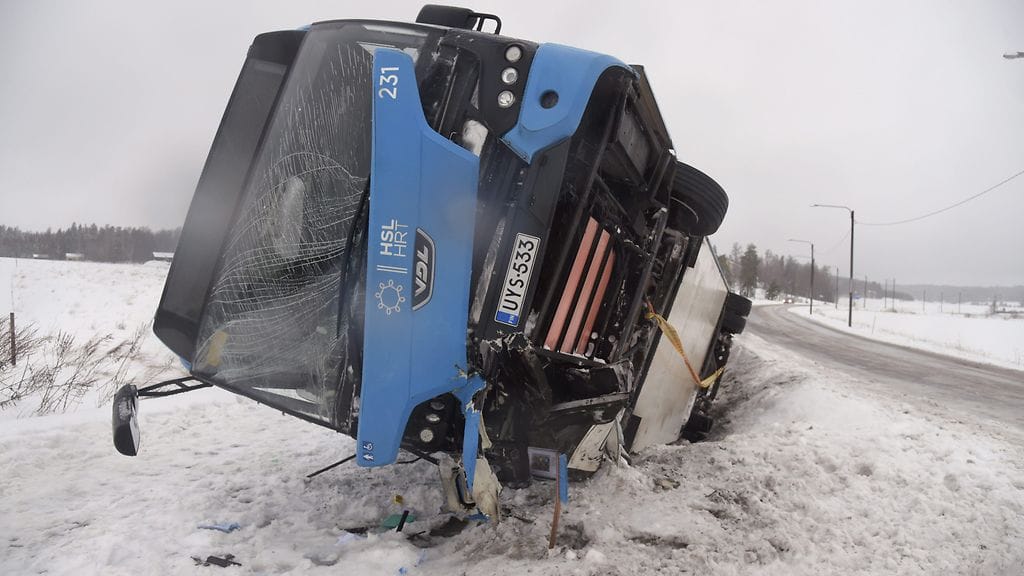 Bussi kaatui kyljelleen suistuttuaan tieltä.