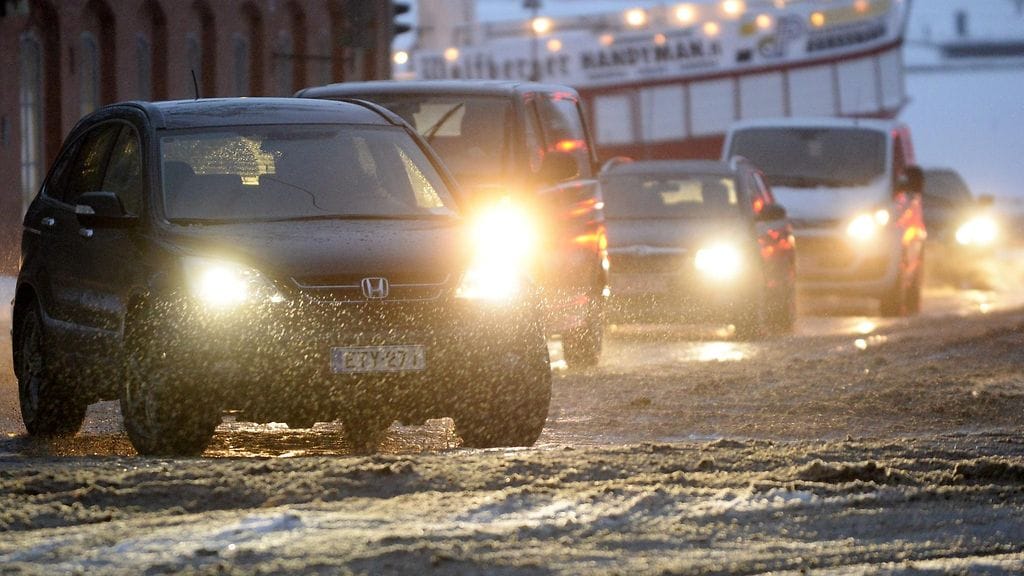Itä-Suomessa pyryttää aamulla sakeasti lunta, etenkin Mikkelistä etelään päin. Lännessä puolestaan tihuuttaa paikoin vettä.