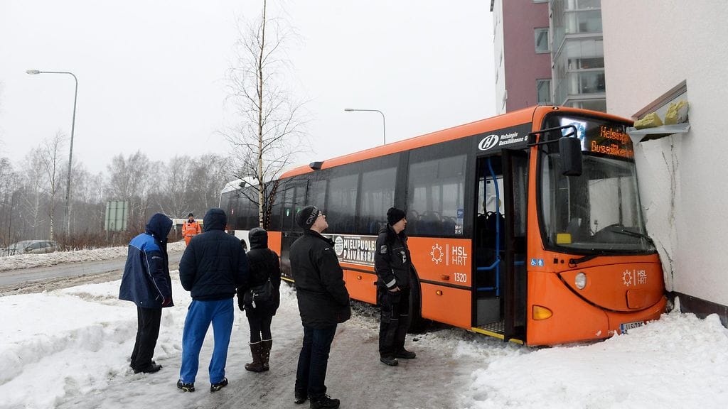 Bussi ajoi kerrostalon seinään Viikissä Helsingissä.