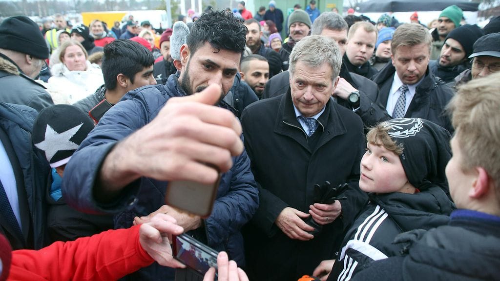 Presidentti Sauli Niinistö tutuistui Laitilan Wirvoitusjuomatehtaaseen maakuntamatkallaan tiistaina 26. tammikuuta 2016. Tehtaan edustalle järjestetyssä yleisötapahtumassa turvapaikanhakijat ottivat selfieitä presidentin kanssa.