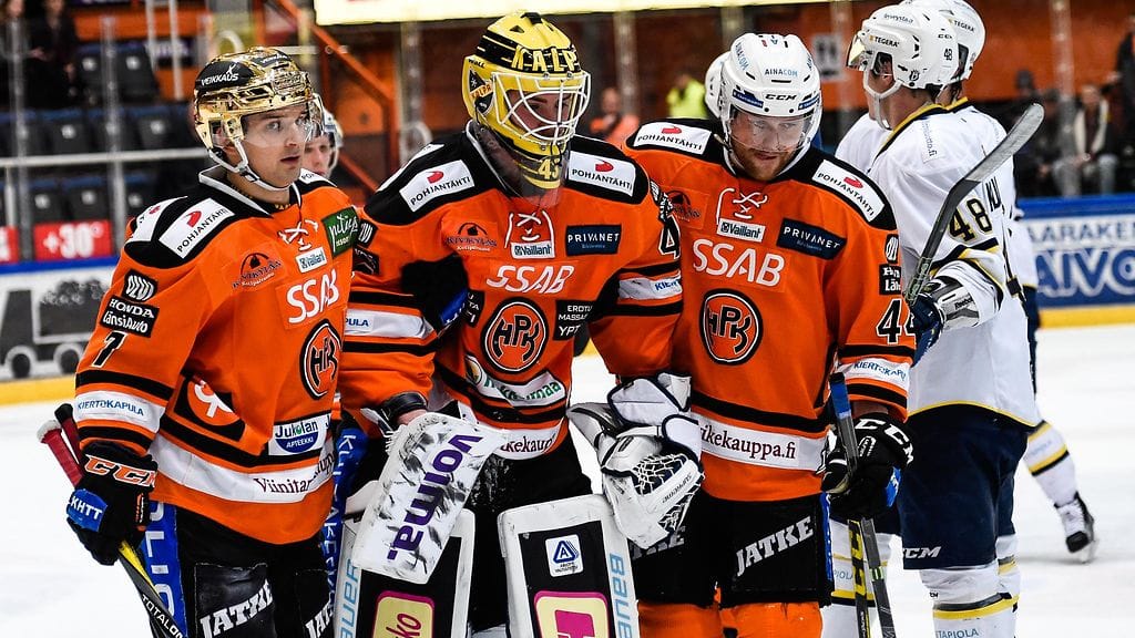 Samu Perhonen talutettiin pukukoppiin.