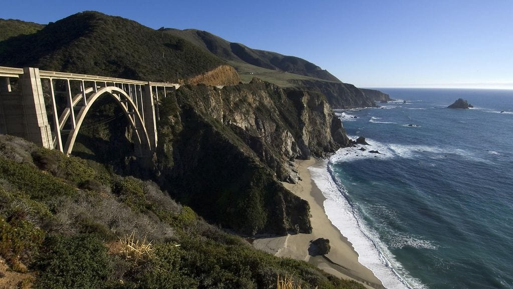 Bixby Bridge sijaitsee maisemistaan kuuluisalla Big Surin alueella Kaliforniassa.