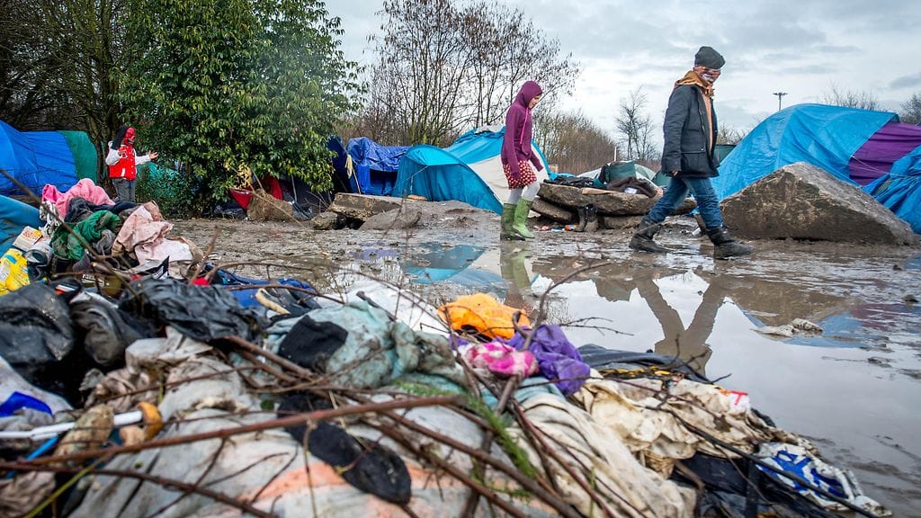 Viranomaisten mukaan Calais'n pahamaineisella leirillä asuu yhteensä jopa 3 700 turvapaikanhakijaa tai muuta siirtolaista.