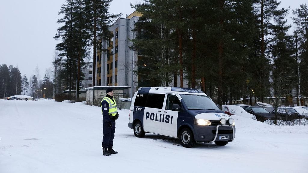 Jyväskylän Huhtasuon kaupunginosassa jatkui kerrostalon piiritystilanne keskiviikkoaamuna 27. tammikuuta 2016.Kerrostalohuoneistossa on henkilö, joka poliisin mukaan on käyttäytynyt uhkaavasti ja uhannut käyttää räjähteitä.
