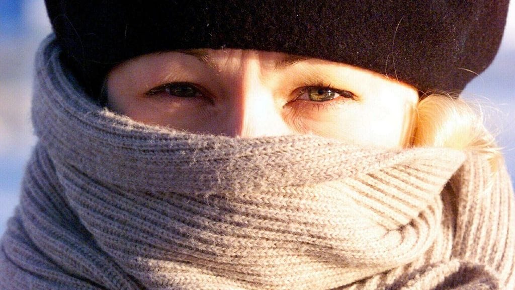 Kesällä ja syksyllä käytetyt voiteet eivät välttämättä olekaan atooppiselle iholle riittäviä talvella. Kuvituskuva.