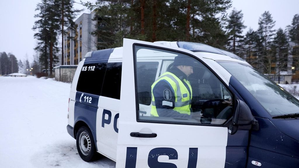 Poliisi tekee vielä kotietsintää kerrostaloasunnossa ja varmistaa sen turvallisuuden.