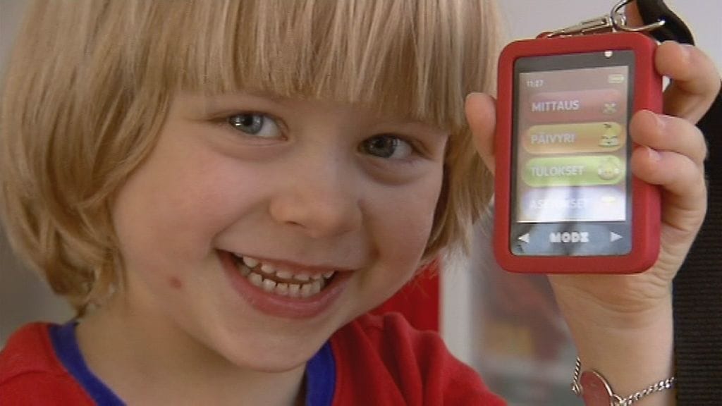 Diabeteslapsen verensokeri pitää mitata monta kertaa päivässä. Kuvassa lapsella kädessään Modz-mittari, joka lähettää tiedot mittauksesta suoraan esim. vanhemman kännykkään. Uusi FreeStyle Libre -sensori puolestaan mittaa verensokerin kudosnesteestä, eikä sormenpäitä tarvitse piikittää. Suomessa sairaanhoitopiirit ovat nihkeitä sensorin myöntämiseen. Syynä usein on hinta.