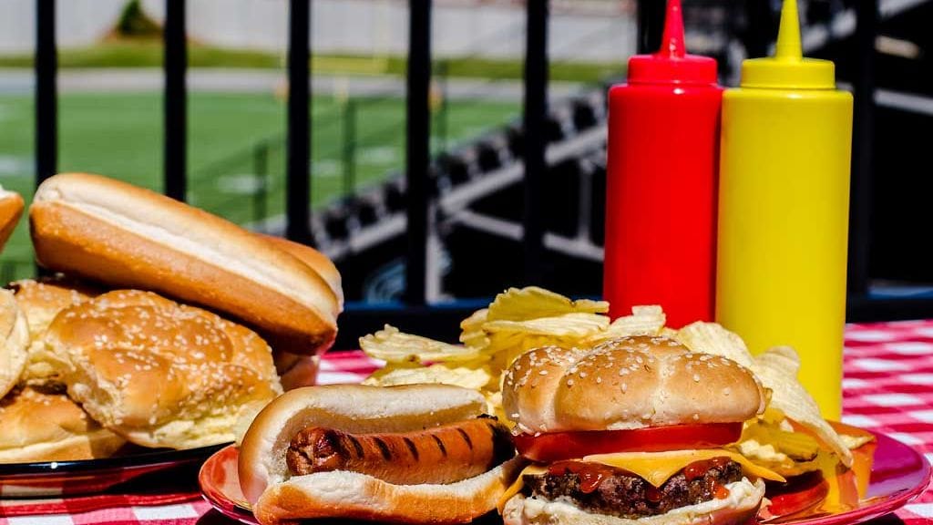 Ketsuppia ei pidä säilyttää pöydällä pitkään, vaan se tulisi nostaa nopeasti takaisin jääkaappiin käytön jälkeen.