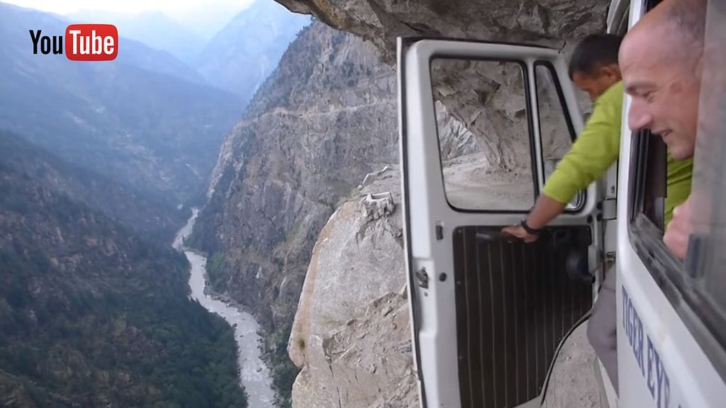 Tällaisella tiellä ajaminen vaati kanttia.